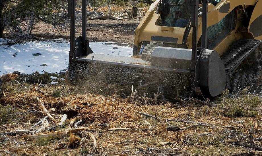 Przygotowanie budowlanej działki: rola mulczowania w oczyszczaniu terenu