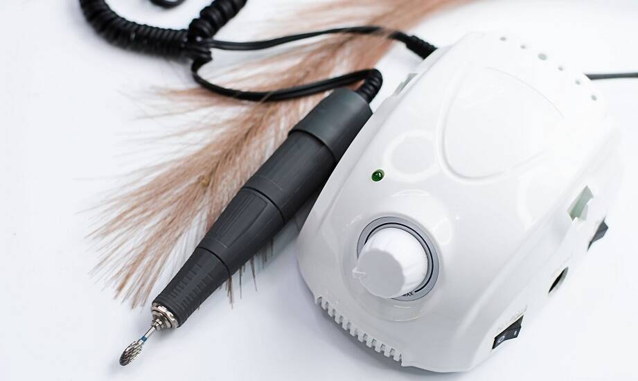 Zastosowanie frezarki do pedicure w codziennej pracy dla stylisty paznokci