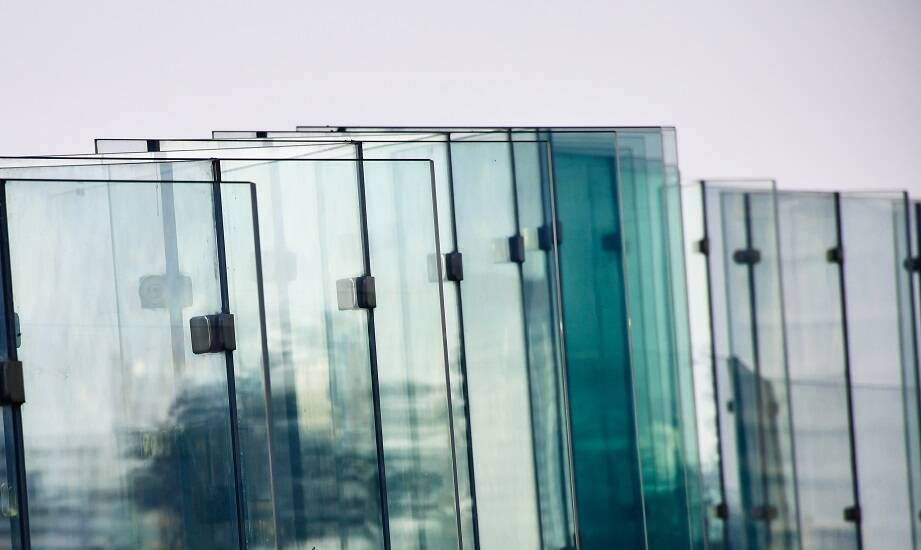 Bezpieczne szkło w przestrzeniach publicznych – dlaczego warto?