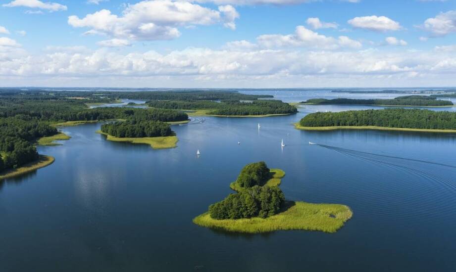 Zalety czarterów motorowych jachtów poza Mazurami: Gdzie jeszcze warto wypłynąć?