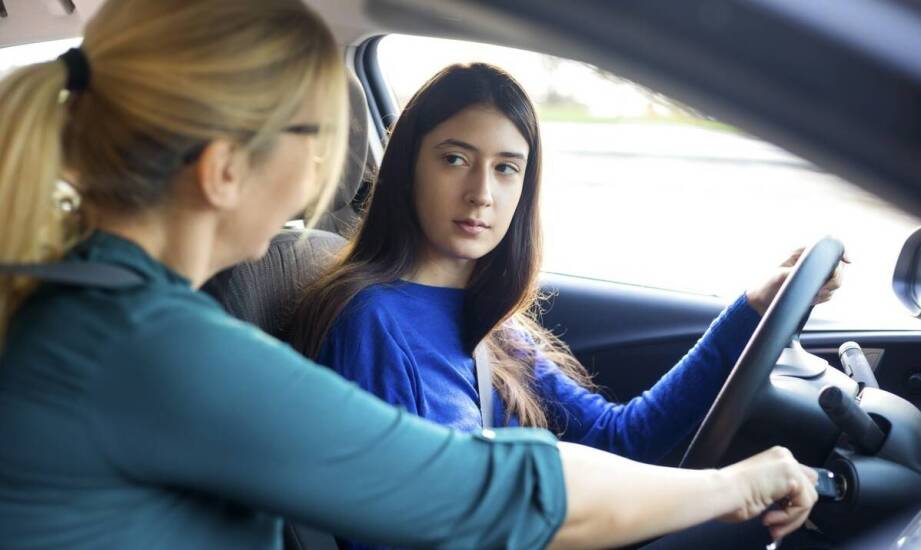 Jakie wsparcie oferują instruktorzy w procesie zdobywania prawa jazdy?