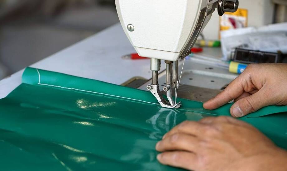 Różnorodność materiałów używanych do produkcji plandek na tarasie