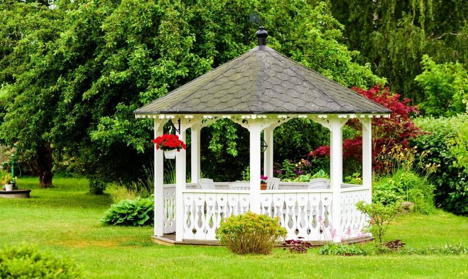 Różnorodność kolorystyczna plandek do altan – jak dopasować je do wystroju?
