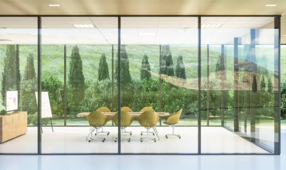 Przykłady kreatywnego wykorzystania szklanych działowych ścianek w biurach