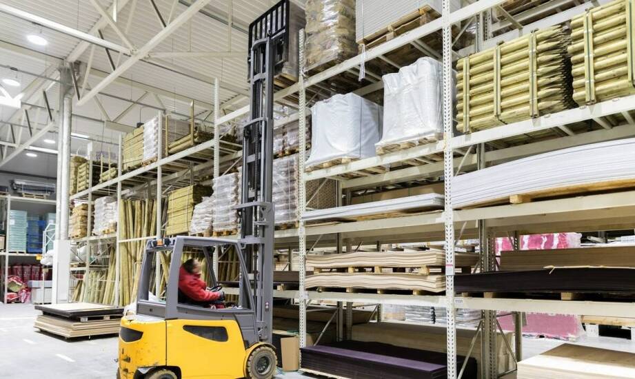 Boczne wózki widłowe do załadunku – jak poprawić ich operacyjną wydajność?