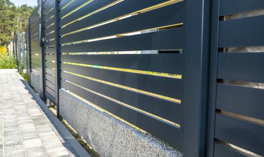 Jakie opcje wykończenia są dostępne dla przesuwnych bram?