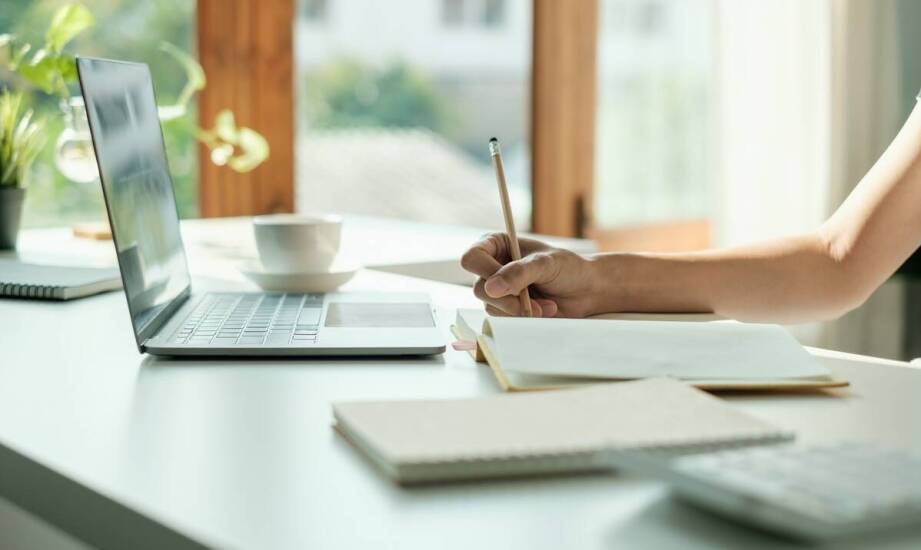 Kiedy warto wybrać tłumacza przysięgłego online języka włoskiego zamiast stacjonarnego?