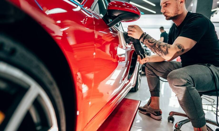 Krok po kroku: profesjonalny proces oklejania samochodów