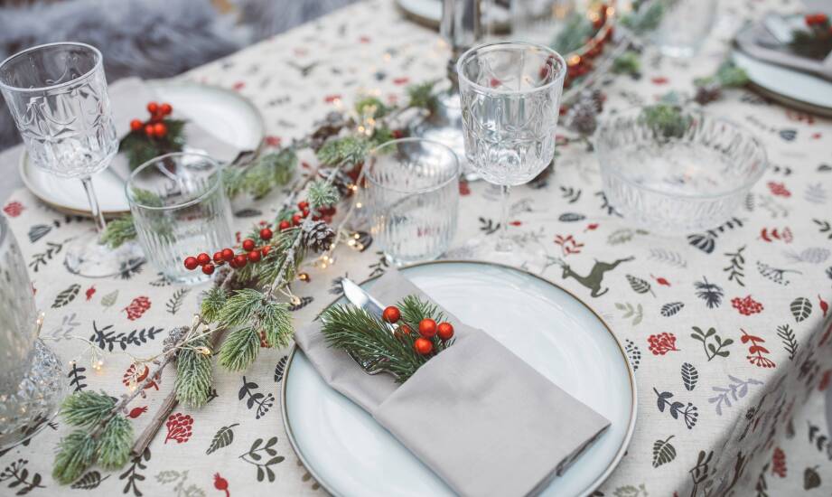 Kolorystyka drukowanych obrusów a aranżacja stołu – praktyczne porady