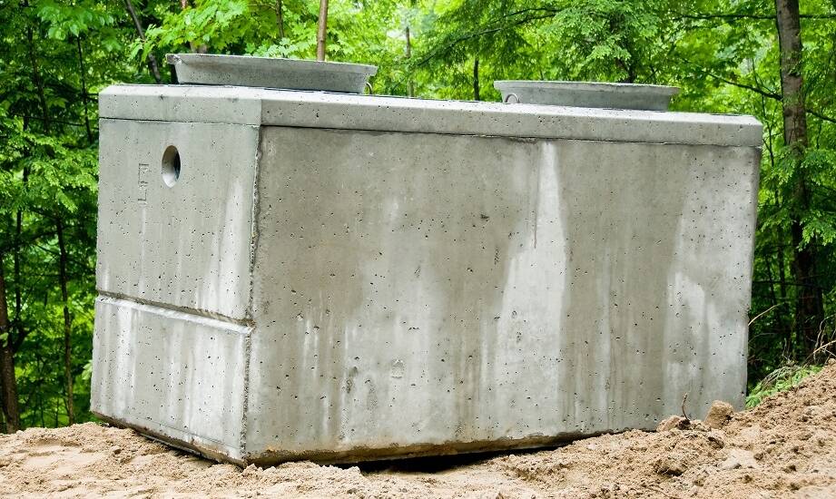 Jakie korzyści oferują betonowe szamba w kontekście trwałości i odporności na czynniki atmosferyczne?