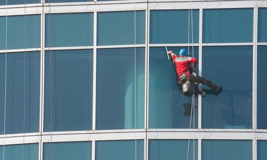 Jakie nowoczesne rozwiązania stosuje się w myciu alpinistycznym okien?