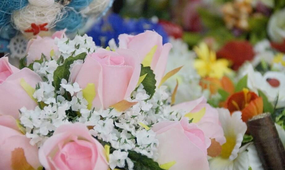 Tworzenie unikalnych dekoracji eventowych z sztucznych kwiatów główkami