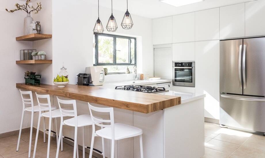 Wybór drewnianych hokerów do kuchni: na co zwrócić uwagę?