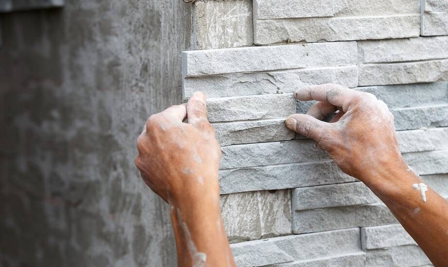 Jakie właściwości powinien mieć idealny klej do montażu kamienia?