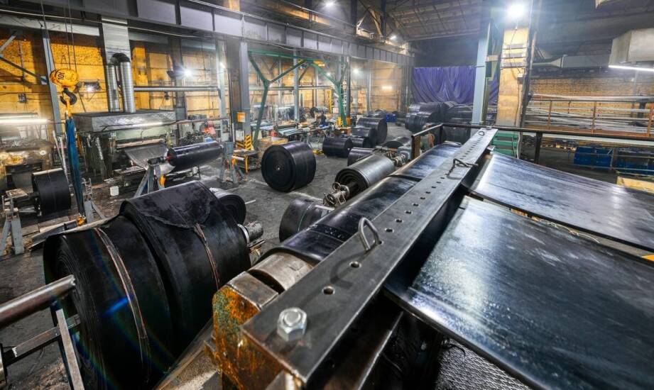 Rola akcesoriów do przenośników w zwiększaniu wydajności gumowych taśm transportowych