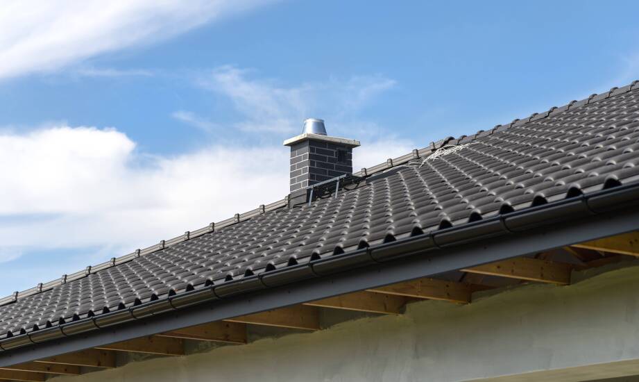 Jak wybrać odpowiednie dachowe opierzenie dla jednorodzinnego budynku?