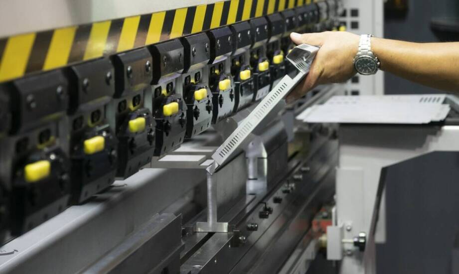 Innowacyjne technologie w gięciu na krawędziowych prasach – co warto wiedzieć?