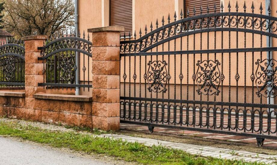 Jakie zalety mają dwuskrzydłowe bramy wjazdowe w kontekście przestrzeni?