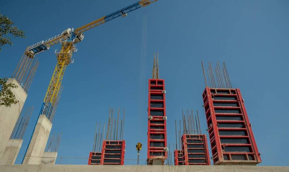 Jakie czynniki wpływają na wybór rozmiaru i kształtu szalunków do wykopów?