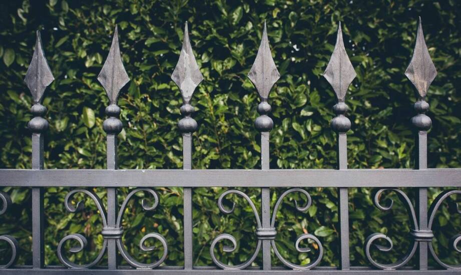 Metalowe ogrodzenia a ochrona prywatności: co warto wiedzieć przed zakupem?