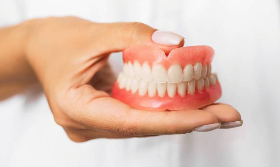 Na co zwrócić uwagę przy wyborze gabinetu oferującego darmowe protezy w ramach NFZ?