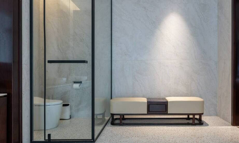 Drążki do prysznicowych zasłon a nowoczesny design łazienki – jak je zintegrować?