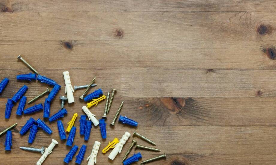 Jakie nierdzewne wkręty do drewna wybrać do montażu drewnianych elewacji?