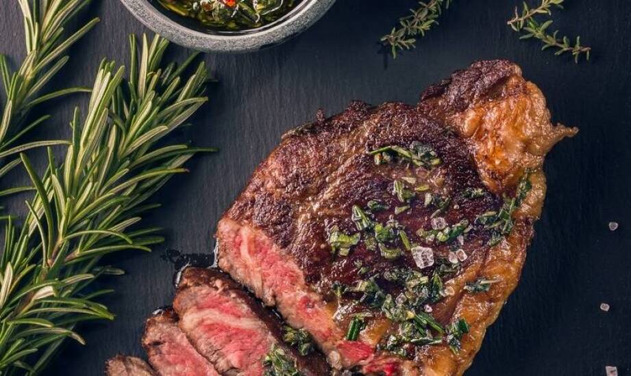 Zalety antrykotu sezonowanego: Dlaczego warto go wybrać?
