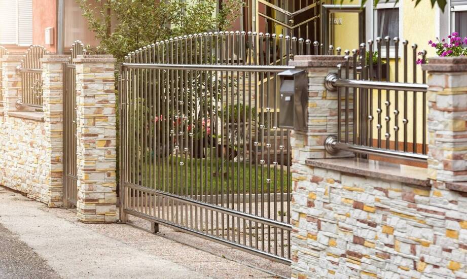 Jakie bramy i furtki najlepiej pasują do betonowych ogrodzeń?