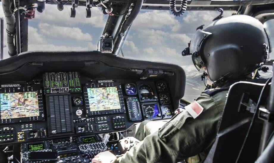 Jakie korzyści przynosi stosowanie przemysłowych klawiatur z kulowym manipulatorem w sektorze wojskowym?