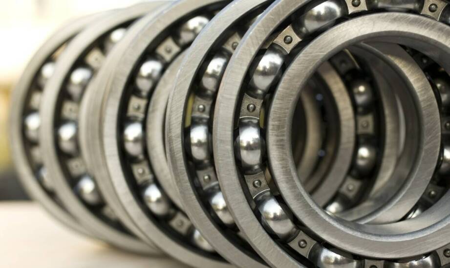 Jak dobór odpowiednich samonastawnych łożysk wpływa na operacyjne koszty?