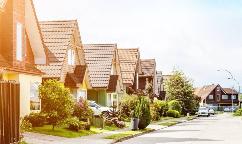 Szeregowe domy a rozwijające się osiedla: jak wpływają na lokalną społeczność?