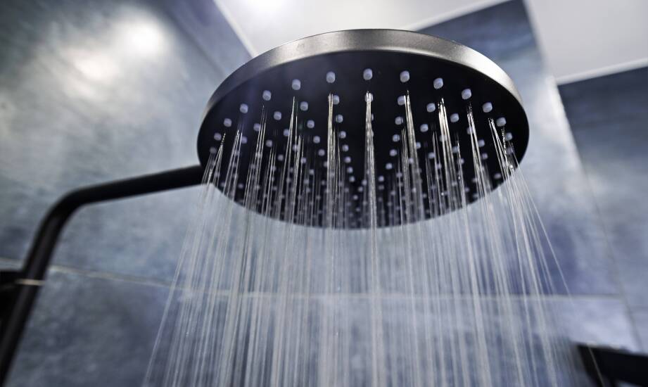 Czarne natynkowe deszczownice w kontekście nowoczesnych trendów łazienkowych