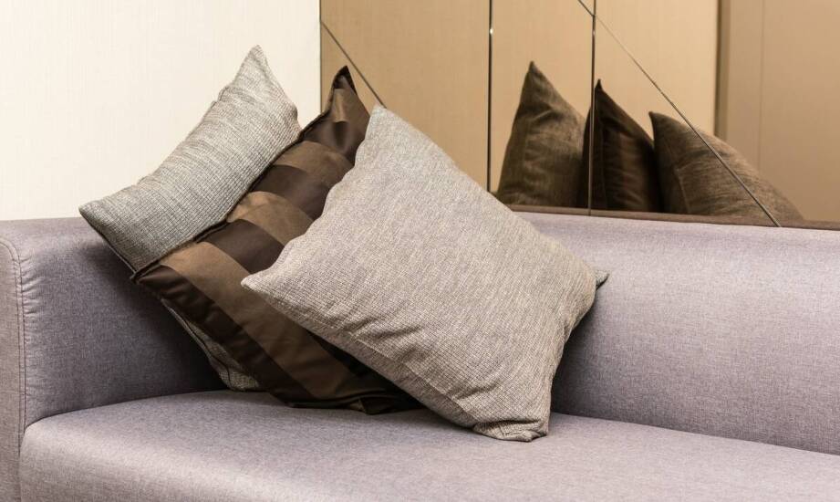 Srebrne, brązowe i grafitowe lustra – dopasuj kolor do swojego stylu.