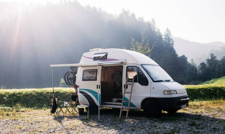 Przyczepa kempingowa czy kamper – co wybrać na długą podróż?