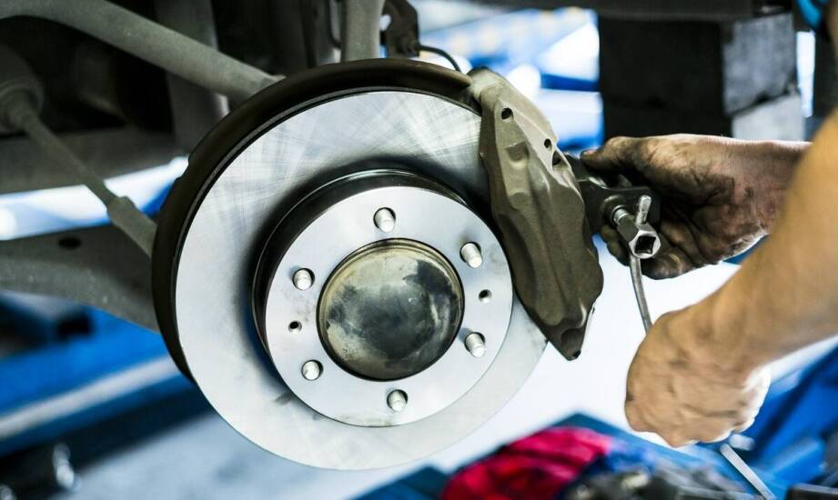 Kompleksowa naprawa układu hamulcowego w serwisie aut w Gdańsku – co obejmuje?