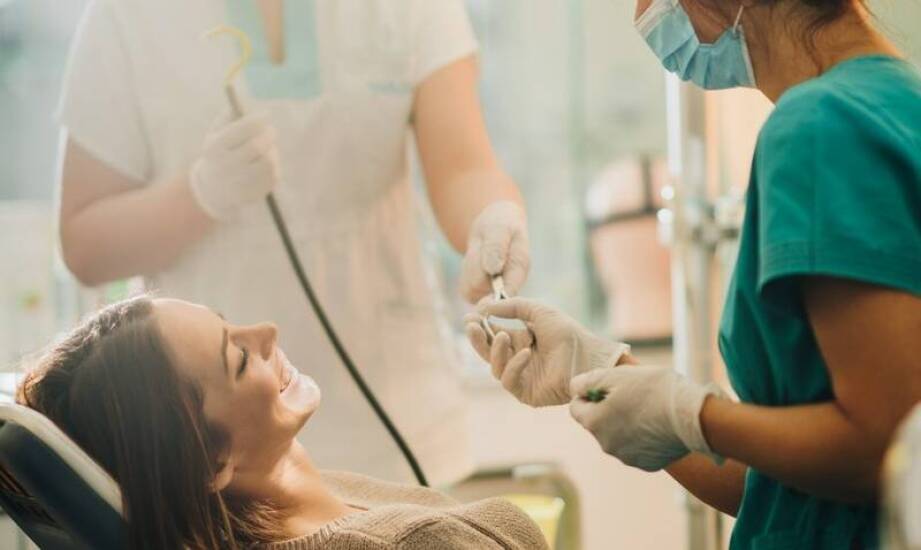 Jakie są etapy przygotowania pacjenta do zabiegu implantologicznego?