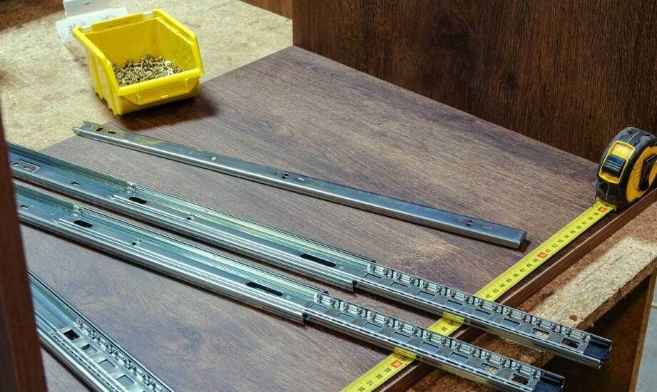 Jak dobrać odpowiednie okucia do mebli na wymiar?