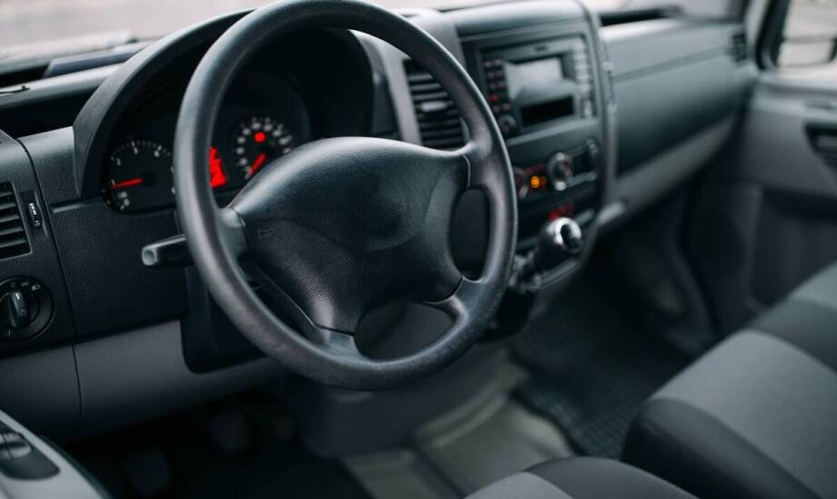 Jakie są zalety stosowania materiałów termoformowanych w konstrukcji pojazdów?