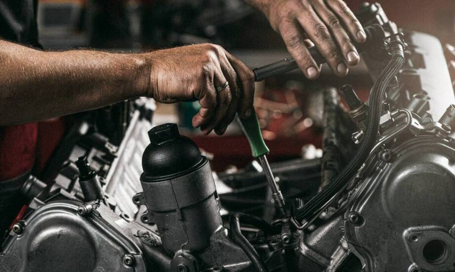 Remont silnika – jakie etapy obejmuje profesjonalna usługa?