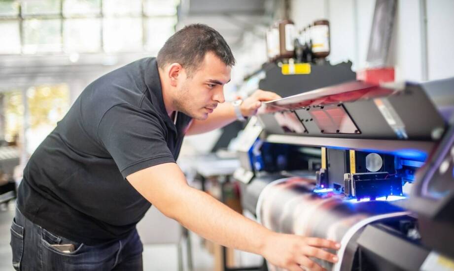 Jakie są zalety zamówień indywidualnych przy produkcji płyt?