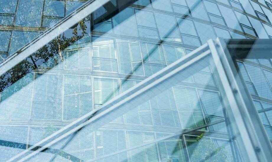 Jakie szkło najlepiej sprawdza się w szklanych daszkach?