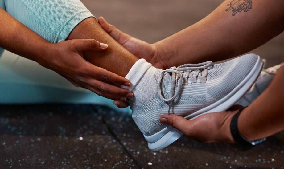 Jak poprawnie zakładać i zdejmować płetwy, aby uniknąć uszkodzeń?