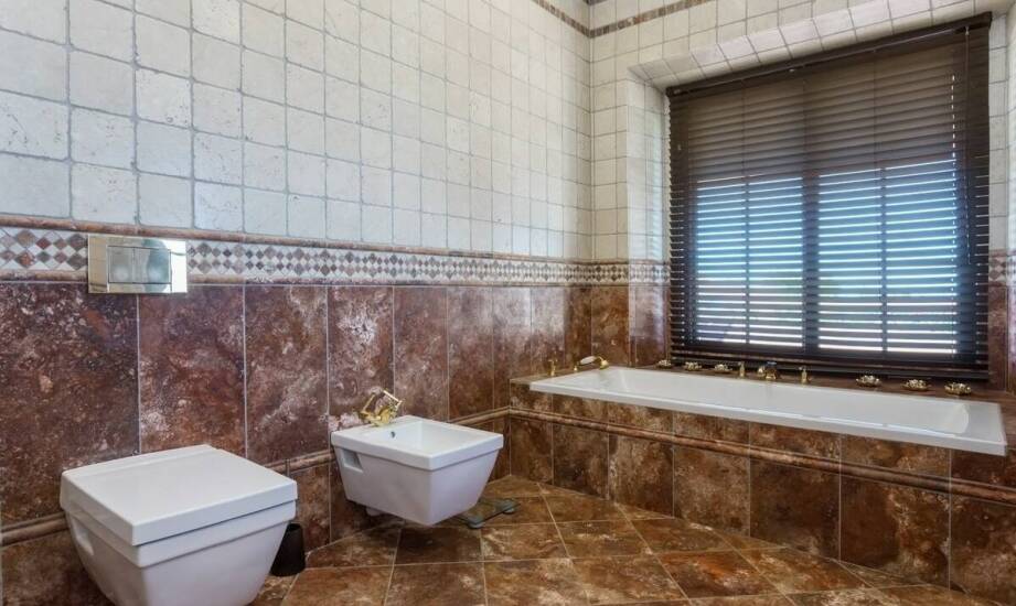 Różnorodność kolorystyczna łazienkowych kaloryferów: jak dopasować do wnętrza?