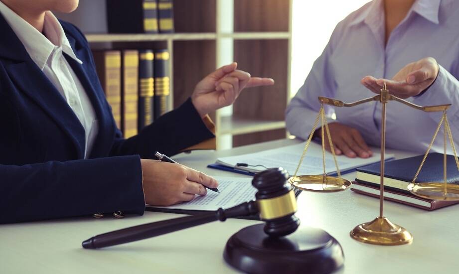Jakie korzyści niesie współpraca z adwokatem w sprawach dotyczących gospodarki?