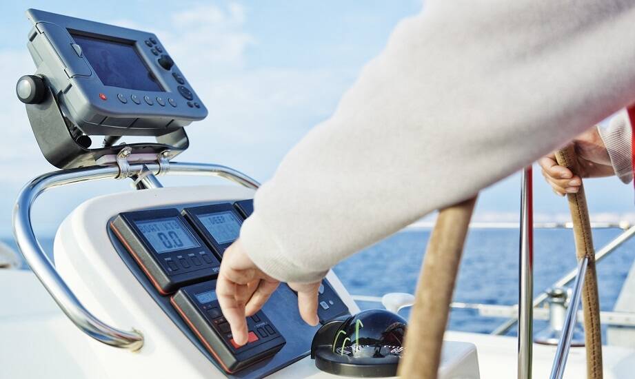 Jakie akcesoria do łodzi są niezbędne podczas długiej wyprawy?