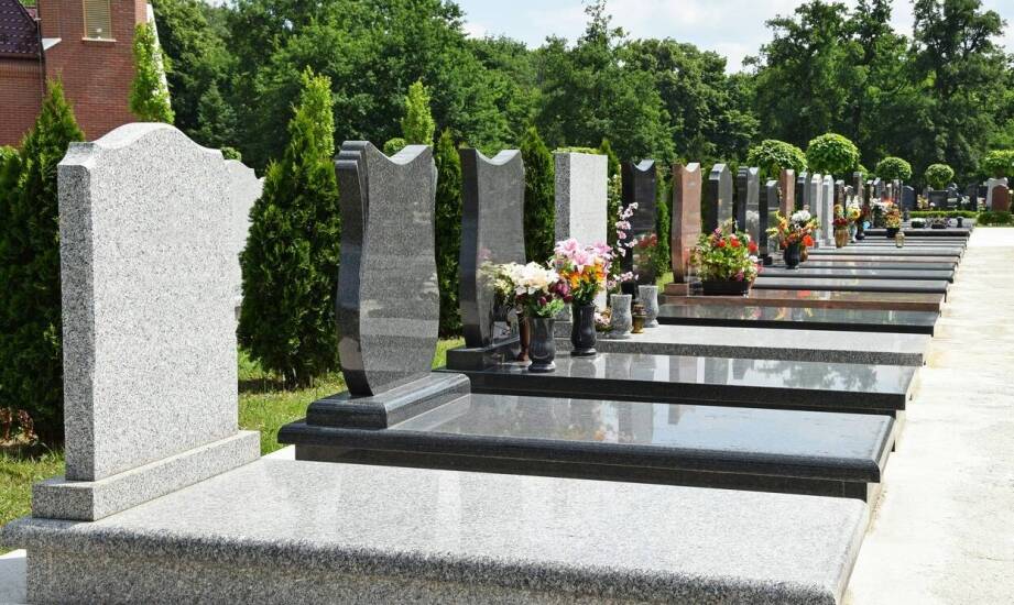 Jakie są kluczowe aspekty wyboru odpowiedniego pojedynczego projektu nagrobka?