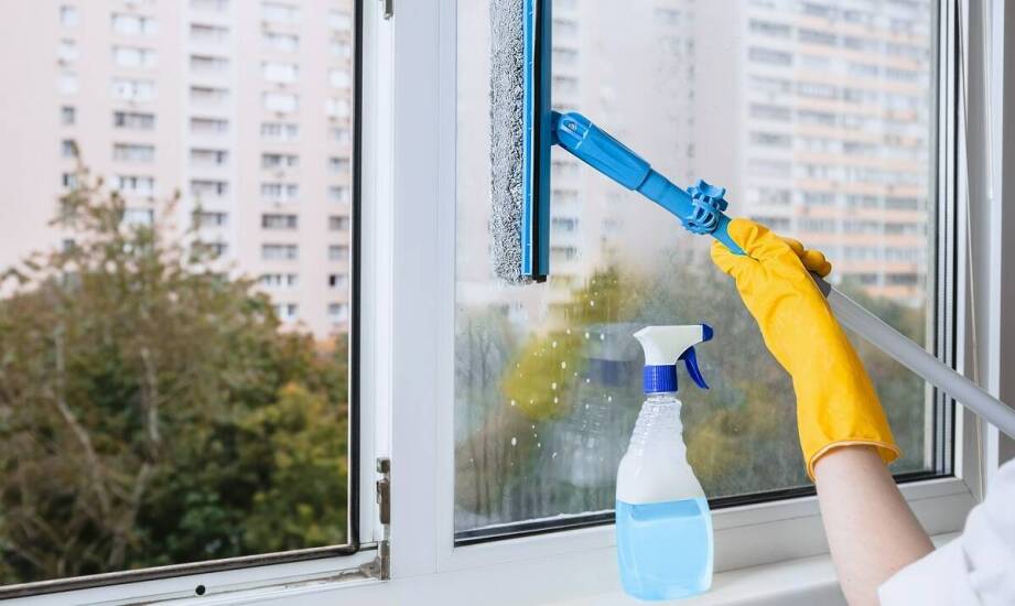 Czyszczenie szklanych powierzchni – jakie techniki zapewniają najlepsze efekty?