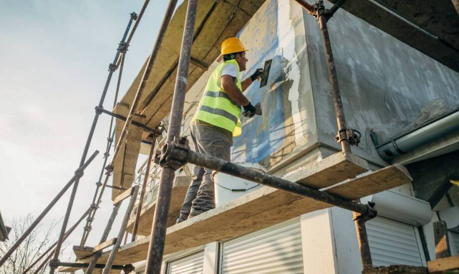 Jak renowacja elewacji może wpłynąć na termiczny komfort wnętrza?