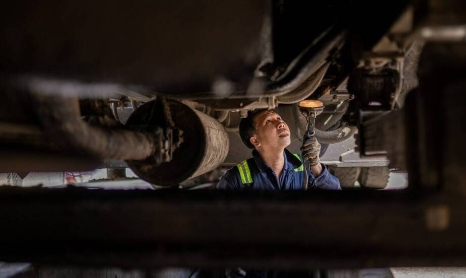 Jak mechanik ciężarowych samochodów może poprawić wydajność Twojego pojazdu?